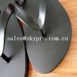 안락한 까만 보통 플립 플롭/샌들은 - 저항하는 여름 바닷가 슬리퍼를 착용합니다