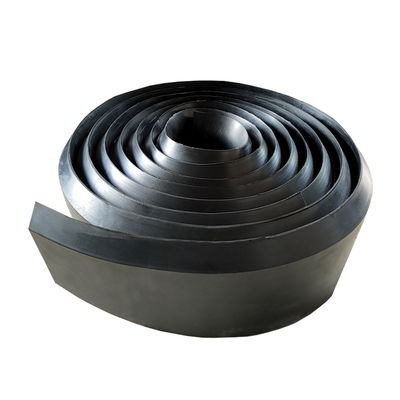 경도 70 Shore A, 파단 시 신장률 300%, 인장 강도 2.5 ~ 6.0 Mpa의 네오프렌 고무 스커트 보드